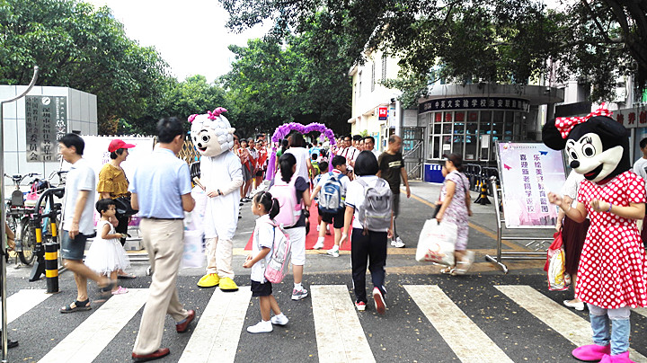 喜迎新老同學(xué)返校，樂繪美好教育藍(lán)圖,開學(xué)歡迎禮別具特色