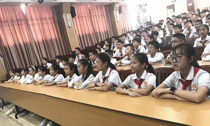 普法教育走進(jìn)中英文，做新時(shí)代合格小公民