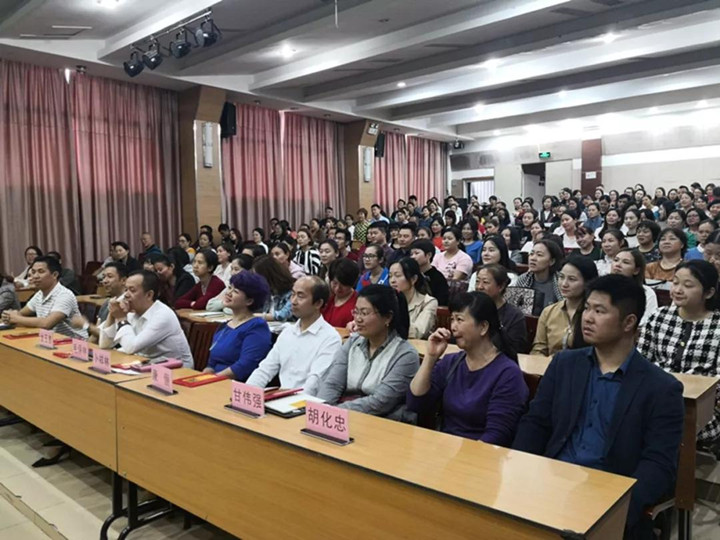 若為人父母是一場(chǎng)人生旅行，美麗風(fēng)景要靠你引領(lǐng)孩子發(fā)現(xiàn) ——致龍華中英文實(shí)驗(yàn)學(xué)校家長(zhǎng)學(xué)校開(kāi)學(xué)儀式