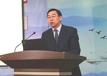 卜祥林校長(zhǎng)為干部、教師進(jìn)行課堂教學(xué)全員培訓(xùn)