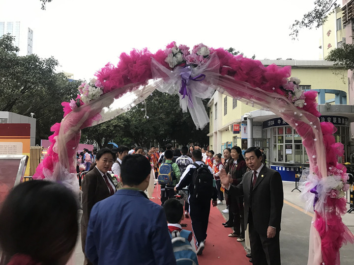 我去上學校，花兒對我笑——龍華中英文開學第一天秩序井然
