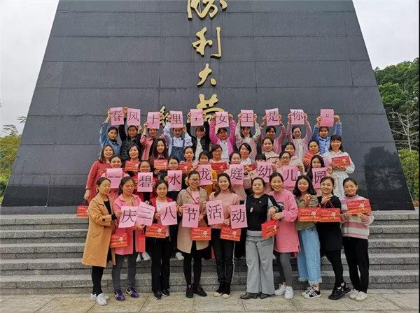 “春風(fēng)十里，女王是我”——碧水龍庭幼兒園慶三八節(jié)活動