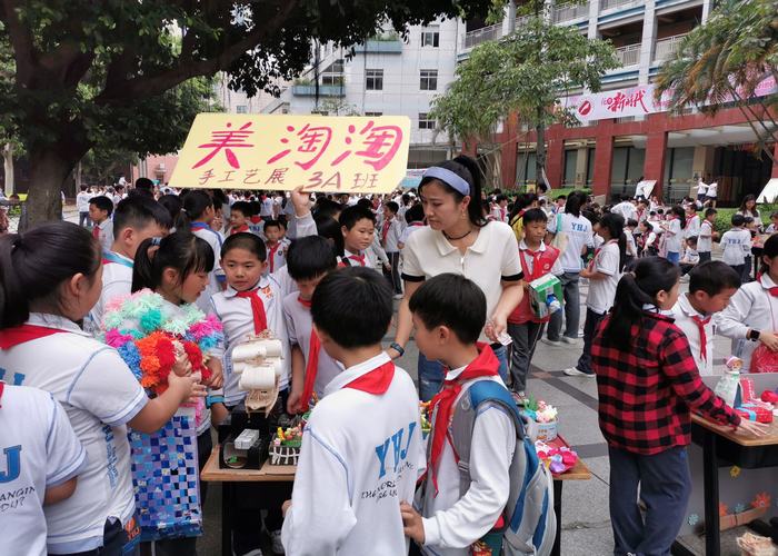 精美作品亮人眼，跳蚤市場交易忙