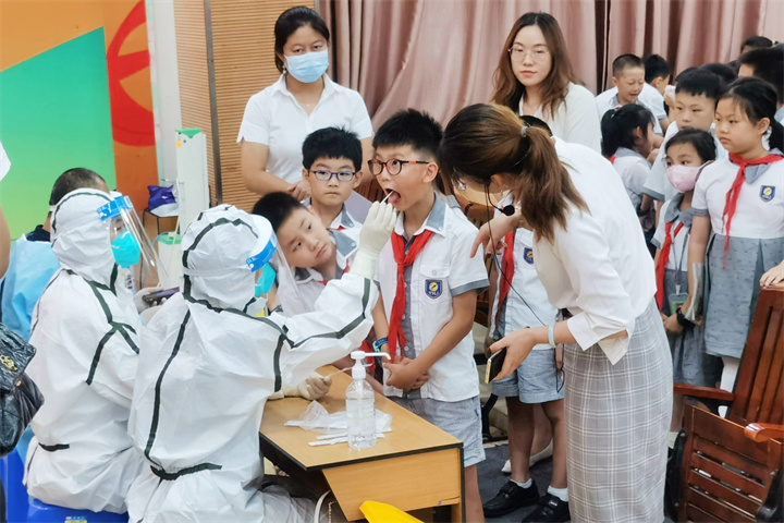 共同戰(zhàn)“疫”，龍華中英文在行動!——學校組織志愿者支援社區(qū)防疫一線