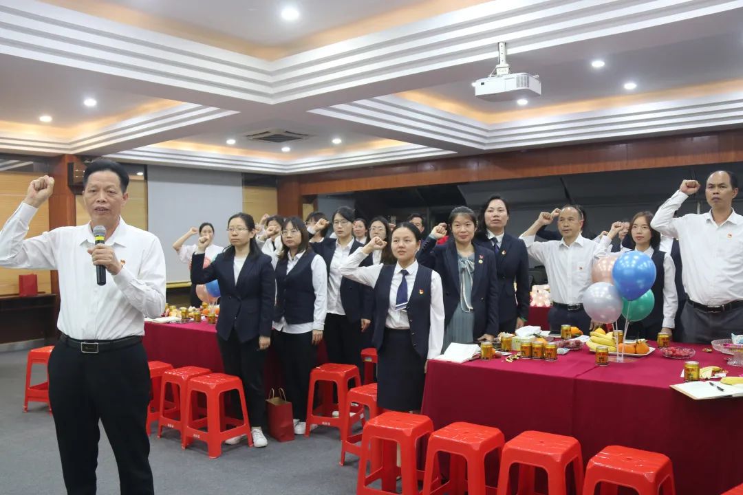 憶入黨初心，擔責任使命——龍華中英文實驗學校黨支部為黨員辦集體政治生日會